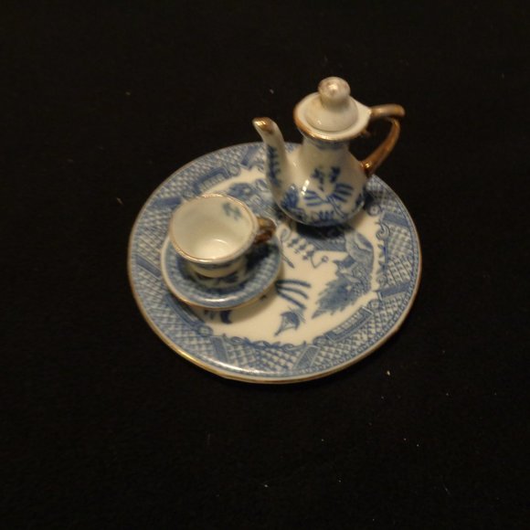 OLD FAMILY MONEY VINTAGE RETRO LITTLE BLUE & WHITE TEAPOT CUP & SAUCER S… - Picture 5 of 5